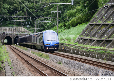 運行在東海道線的皇家特快列車 77946944