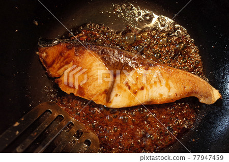 在煎鍋中製作照燒黃尾魚 在煎鍋中製作照燒黃尾魚 77947459