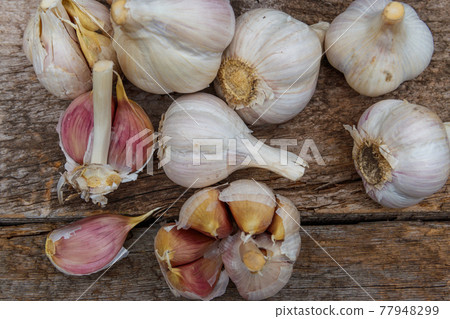 Fresh garlic on a rustic wooden table. Top view Fresh garlic on a rustic wooden table. Top view 77948299