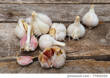Fresh garlic on a rustic wooden table Fresh garlic on a rustic wooden table 77948300