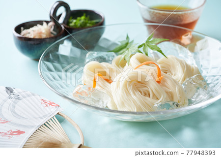 Somen served in a glass bowl 77948393