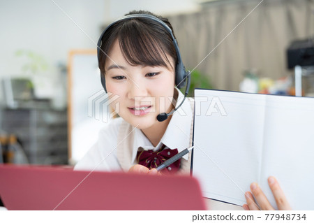 女學生上網課遠程學習 女學生上網課遠程學習 77948734