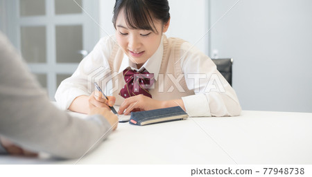 Female students studying, cram school, tutoring, tutoring 77948738