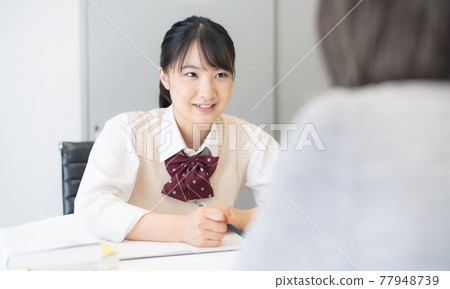 Female students studying, cram school, tutoring, tutoring 77948739