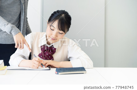 女學生學習,補習班,補習,補習 女學生學習,補習班,補習,補習 77948745