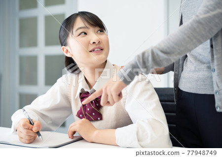 Female students studying, cram school, tutoring, tutoring Female students studying, cram school, tutoring, tutoring 77948749