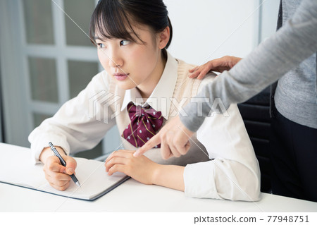 女學生學習，補習班，補習，補習 77948751