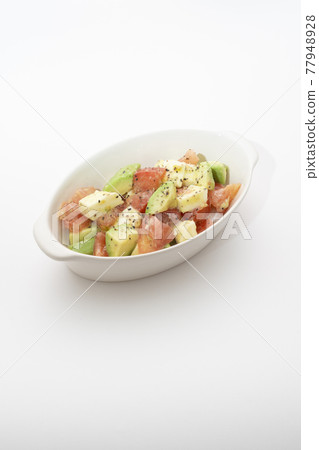 鱷梨、番茄和馬蘇里拉奶酪沙拉 77948928