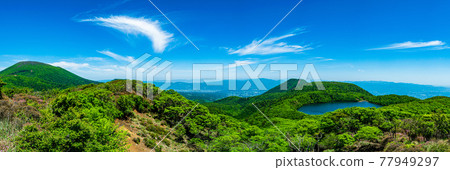 Dazzling fresh green Lake Ohata and Mt. Karakuni 77949297