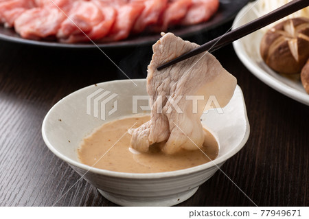Eat pork shabu-shabu with sesame seeds Eat pork shabu-shabu with sesame seeds 77949671