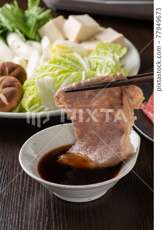 Eat beef shabu-shabu with ponzu sauce 77949673