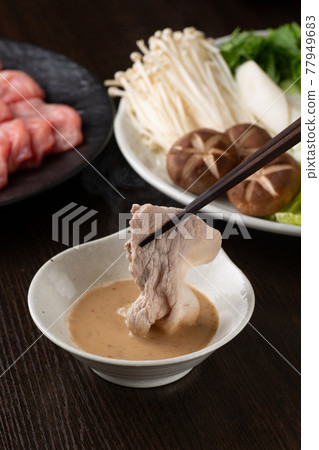 Eat pork shabu-shabu with sesame seeds 77949683