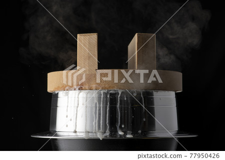 Cook rice in a feather kettle 77950426