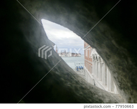 從意大利威尼斯的嘆息橋看到的聖馬可大教堂 77950663