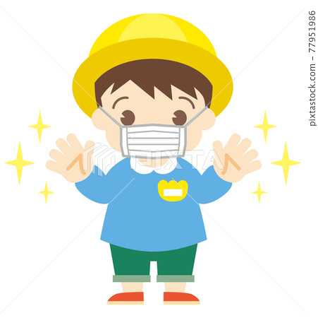 A boy who took measures against infection with a mask and hand washing (with a hat) 77951986
