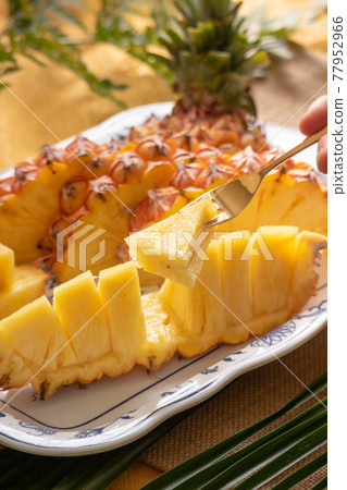 Taiwan pineapple that can be eaten to the core (vertical direction) 77952966