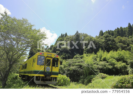 Isumi Railway Kugahara Station and Train (Chiba Isumi) 77954556