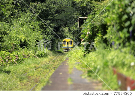 Isumi Railway Kugahara Station and Train (Chiba Isumi) 77954560