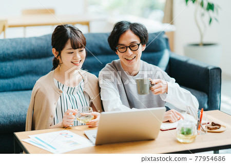 放鬆年輕男女 放鬆年輕男女 77954686