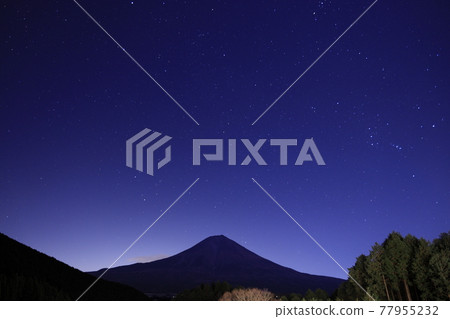 富士山和Tanuki湖的星空 富士山和Tanuki湖的星空 77955232