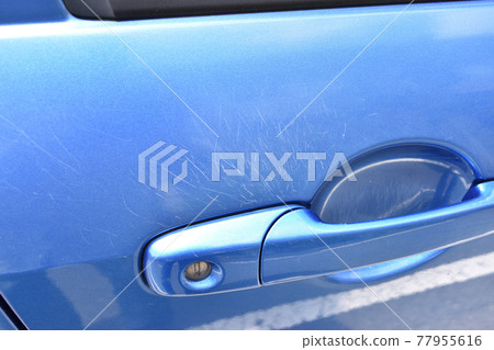 Scratches around the car door handle 77955616