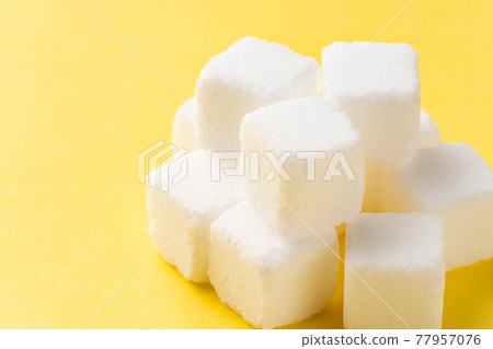 Cube sugar 77957076