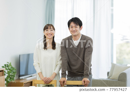 中間的一對 77957427