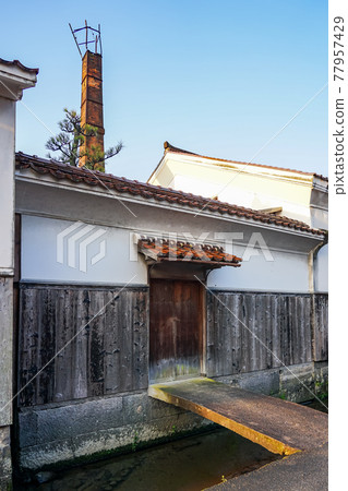 Early morning on a sunny day, the cityscape of the Kurayoshi White Wall Warehouses (Kurayoshi City Uchibuki Tamagawa Traditional Buildings Preservation Area) 77957429