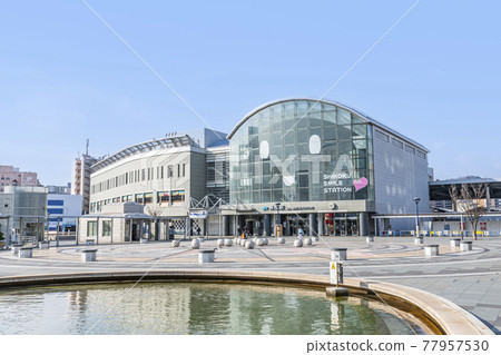 晴天的香川縣高松市JR高松站前廣場 77957530