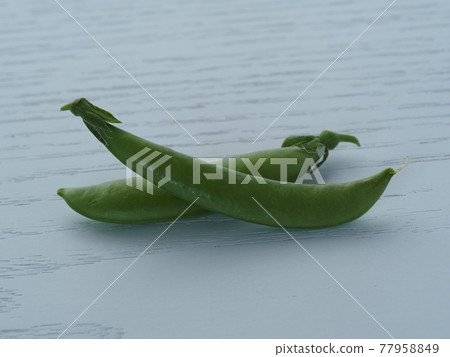 Delicious snap peas 77958849