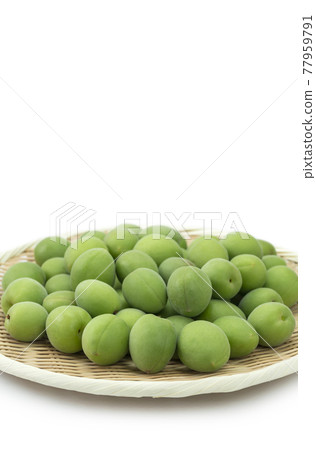 Blue plums on a round tray Blue plums on a round tray 77959791