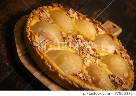 Bourdaloue tart recipe with pears, custard and almond cream Bourdaloue tart recipe with pears, custard and almond cream 77960372