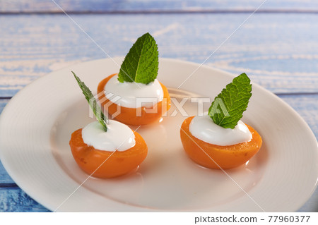 Poached apricots recipe with berry tea and meringue Poached apricots recipe with berry tea and meringue 77960377