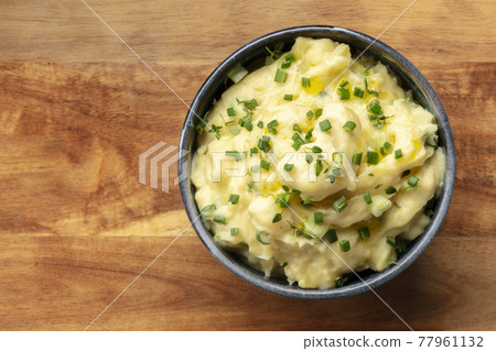 Pomme puree, a bowl of mashed potatoes with scallions and thyme 77961132
