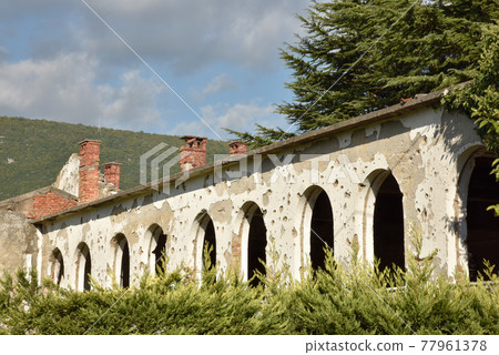 一家破舊的商店，有著色彩的痕跡。 77961378