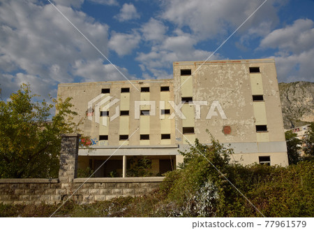 一家破舊的商店，有著色彩的痕跡。 77961579