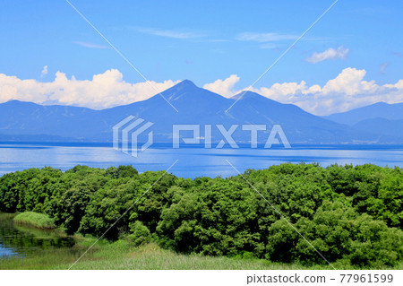 夏天的豬苗代湖和萬代山（福島縣郡山市） 77961599