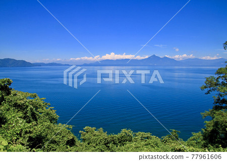 夏天的豬苗代湖和萬代山（福島縣郡山市） 77961606