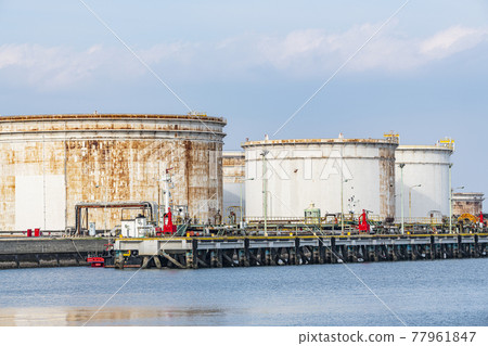 Large oil tank 77961847