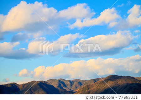 Scenery of clouds, blue sky and mountains [January shooting] 77965311