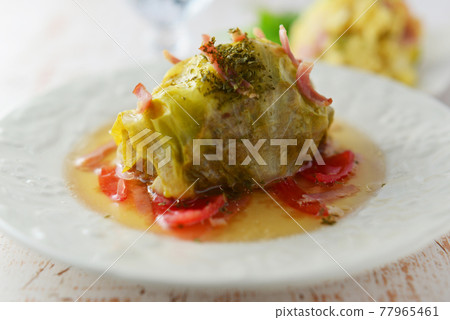 Farcellets和土豆沙拉 Farcellets和土豆沙拉 77965461