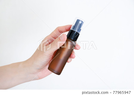 手拿著噴霧瓶 77965947