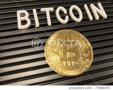 比特幣,放置在字母板上的虛擬貨幣圖像 比特幣,放置在字母板上的虛擬貨幣圖像 77966855