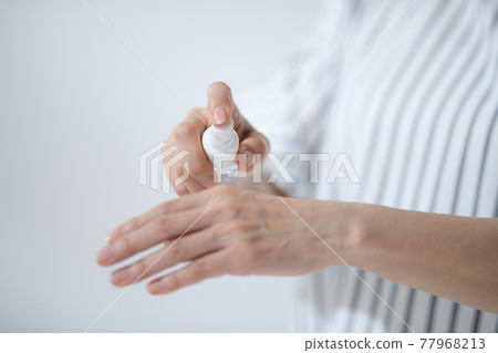 高級女性防曬驅蟲劑在手 高級女性防曬驅蟲劑在手 77968213