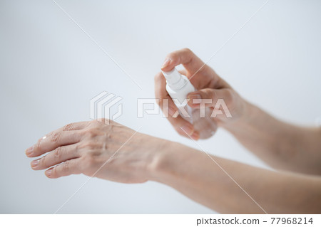 高級女性防曬驅蟲劑在手 高級女性防曬驅蟲劑在手 77968214