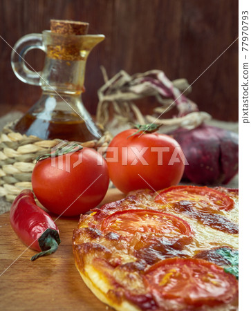 Pizza napoletana 77970793