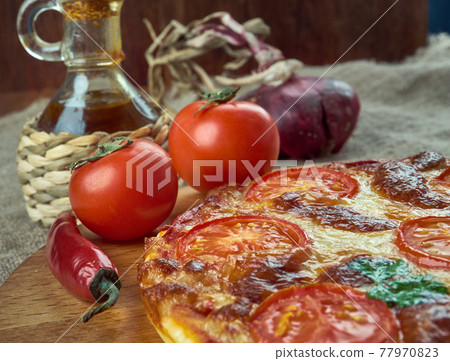 Pizza napoletana 77970823