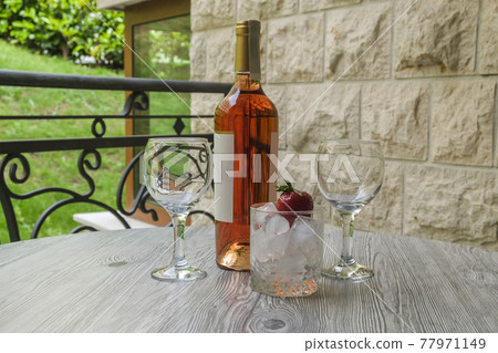 Served table on the terrace of a luxury villa 77971149