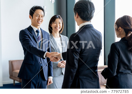 Businessman shaking hands 77972785