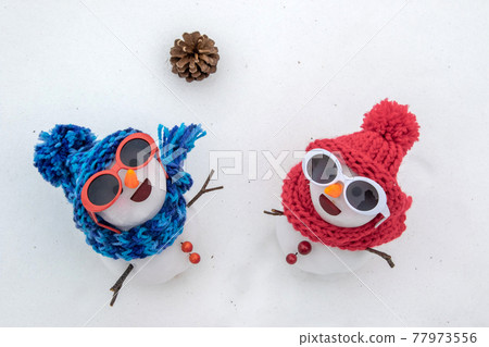 一對雪人抬頭 77973556